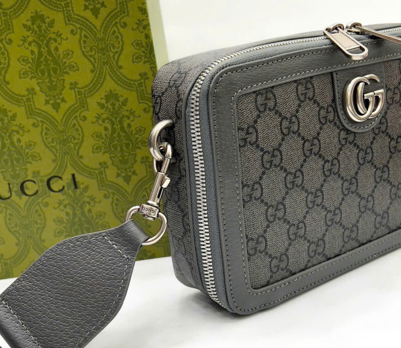 Túi hộp đeo chéo Gucci GC Xám họa tiết monogram logo GG tag kim loại Bạc size 23x7.5x14.5cm Like Auth on web fullbox bill thẻ PLD